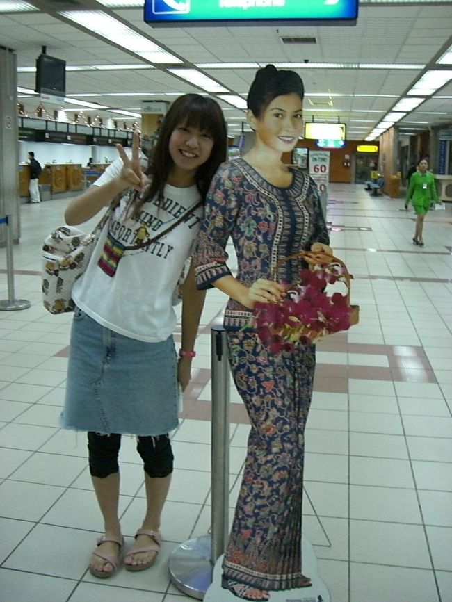 バリの空港で☆<br /><br />シンガポール航空の客室乗務員の写真と☆笑<br /><br />これからシンガポール行くよ♪