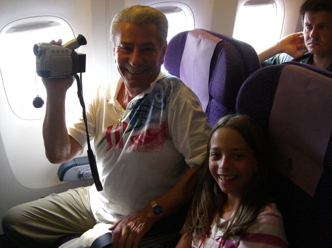 バリ→シンガポールの飛行機で、窓際の席を替わって<br /><br />あげたらめっちゃ喜んでくれた外国人♪♪