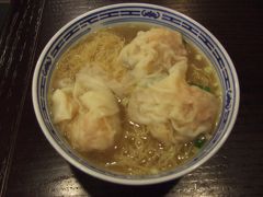 「沾仔記」の蝦入り雲呑麺。プリプリの蝦雲呑とコシのある麺の食感が味わえる絶品。