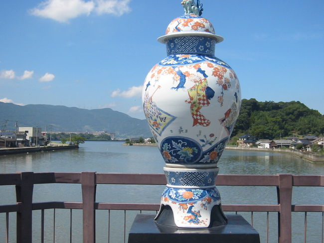 伊万里　有田焼　染付　橋の風景 波状縁　修理あり　値札25000円 伊万里 有田焼 染付 橋の風景 波状縁 修理あり 値札25000円