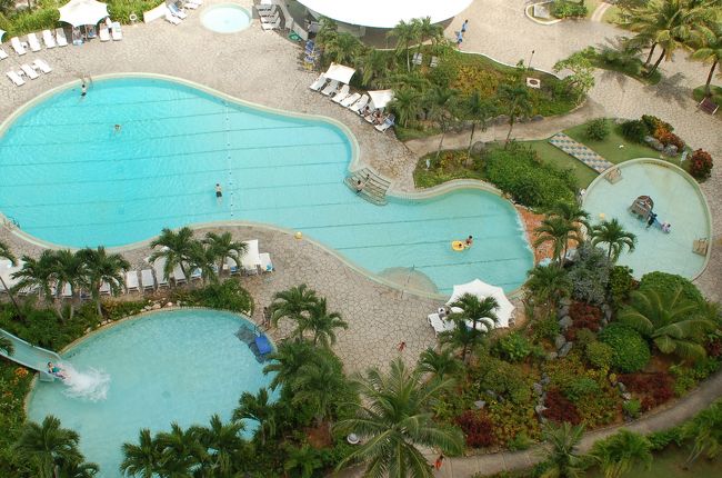 泊まったのはホテルニッコーグアム。いざというときに日本語が通じる安心感で選びました。<br /><br />プールは主に３つあり、左上のとっても小さいものがベビー用、右上の滑り台があるのが幼児用。<br /><br />コインランドリーがあって便利でした。２４時間開いている（らしい）コンビニにはビールや水・軽食などが置いてあります。