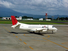 鹿児島空港にて。カラーリングが違うから自信がないが、これはもしかして国産旅客機のYS-11なのでは？まだ現役だったのですね。