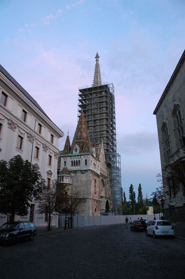 ホテル周りを散歩<br />教会は修復中でした