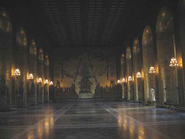 2階の黄金の間はノーベル賞受賞パーティーの舞踏会用広間<br /><br />どの部屋も宮殿を思わせる佇まい<br /><br /><br /><br />