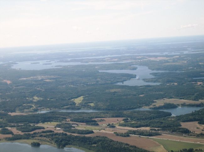 午後ストックホルムからヘルシンキへ<br /><br />お天気よく飛行機もすいていて<br />前方の窓際席にお引っ越し<br />久しぶりに空からの写真を撮りました<br /><br />ストックホルム上空