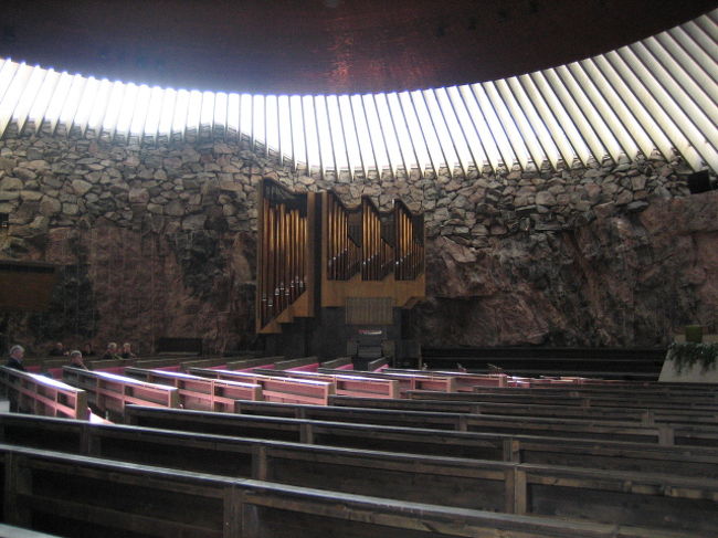 ヘルシンキ入りしてからの観光は<br /><br />テンペリアウキオ教会<br /><br />岩山をくりぬいて作られているドーム型の教会<br />内部は音響がよく、時々コンサートも行われるようです<br />