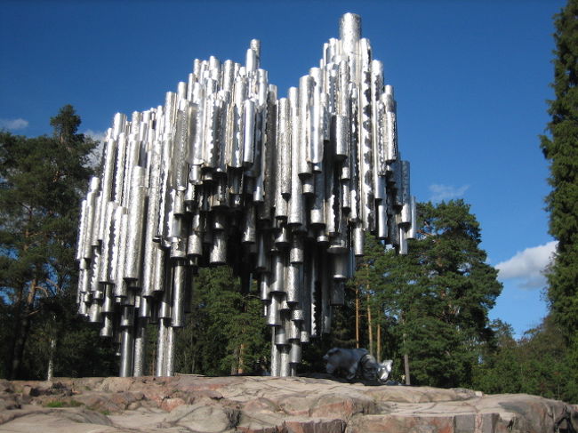 続いて向かったのは<br />シベリウス記念公園<br />フィンランドを代表する作曲者「シベリウス」を記念した公園