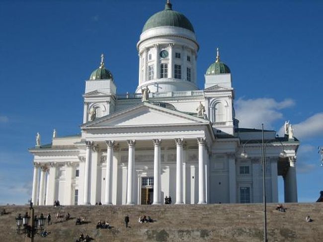 大聖堂<br /><br />青空に映える大聖堂とウスペンスキー寺院<br />このあたりでバッテリーが・・・<br />かろうじて撮れた二枚