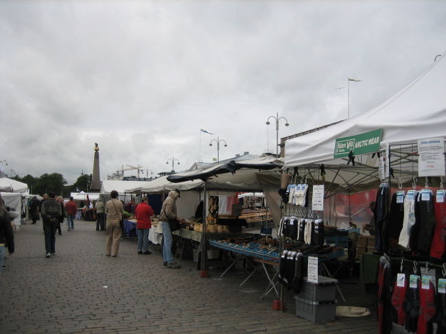 <br />ここで旅仲間と別れマーケット広場へ<br />外国のマーケットはいろいろなものがあって<br />見ているだけでとっても楽しい♪