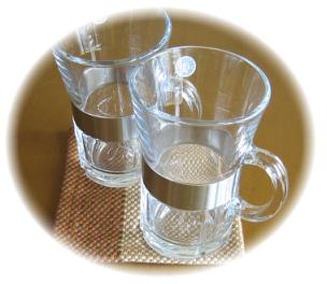 実は私旅行中誕生日を迎えました<br />クルージングの夕食時<br />旅仲間の皆さんに<br />「♪　Happy birthday to you！　♪♪」<br />とお祝いして頂き<br />添乗員さんから<br />ローゼンダールのカップ頂きました