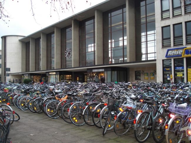 ハイデルベルク駅前<br /><br />学生街らしく、多くのチャリが止められてある。