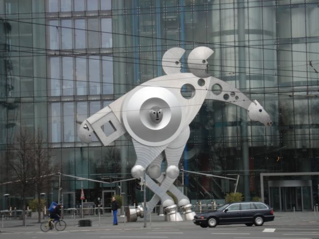 駅前に立つオブジェ