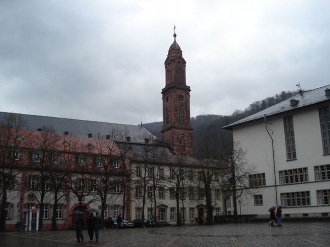 旧市街までは歩くと1.5kmぐらいなので、市電が便利です。<br />ここが大学広場。