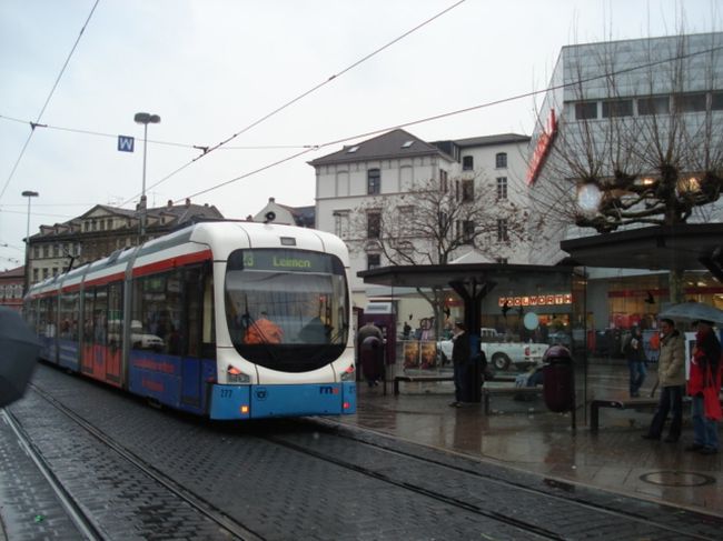 市街地を走る市電