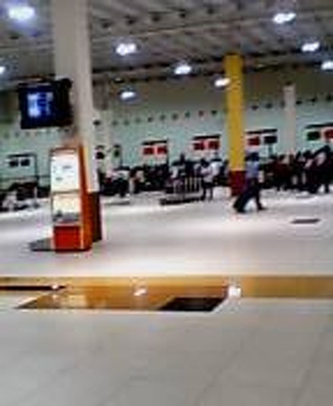 AM 5:46<br />バジェットターミナル。<br />最近できたターミナルなので、綺麗で<br />ただっぴろい。カフェなども隣接しているが<br />イギリスのスタンステッドとか、ルトンとかにくらべれば<br />かなりコンパクトな印象。カフェのま隣から出国審査だしw