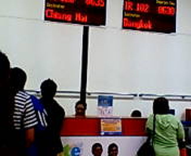 着いたらちょうどチェックイン中で、行き先が表示されている列に並ぶ。<br />預け荷物ゼロで、スーパーのレシートのようなボーディングパスを渡される。座席番号１４F<br /><br />よかたー<br />タイガーエアは予約時に座席指定できるが、なんと座席指定は有料であり普通の座席でも５ドル、さらに前方はもう少し高い。<br />１４は前方に近いので、まあいいか〜