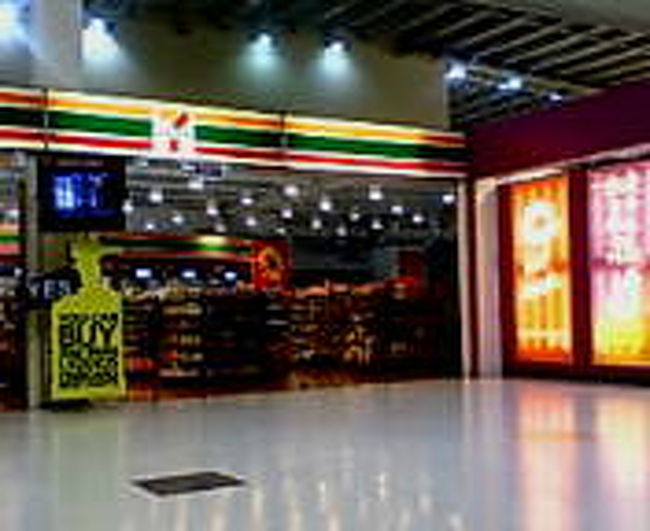 AM 5:59<br /><br />朝食をとる人々で混むカフェを横目に、出国審査へ。<br />通過後、いっぱいカフェどこからお店があった。<br />やはりターミナルだわ〜ここらはルトンなんかににてる。<br />本屋や飲食店とか色々あって、セブンイレブンも発見！<br /><br />クレジットカード使えて、色々買い物して<br />でも高くて、少しだけ買った。物価日本と同じは辛い。