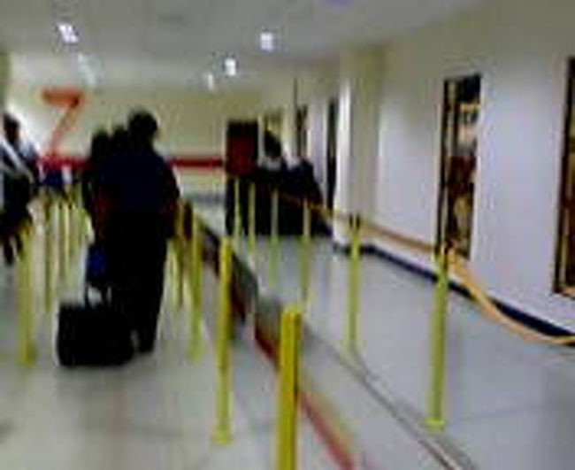 ゲートは７。<br /><br />ゲートに向かうと、誰も職員がいなくて中国人のおじさんたちが喋っていた。隣に座って待っていると、スタッフが現れ、列をつくるように指示。<br /><br />しばらくしたら、すげー人が列を作っていて、スタッフがPCで接続開始してしばらくしてからレシートのような搭乗券だけ渡して、別の紙をちぎって通過。<br /><br />飛行機までは歩いて向かう。タイガーエアの機体が並ぶのをカメラに撮ろうとしたら、凄い勢いで止められ諦める。携帯電話のカメラくらいええやん。