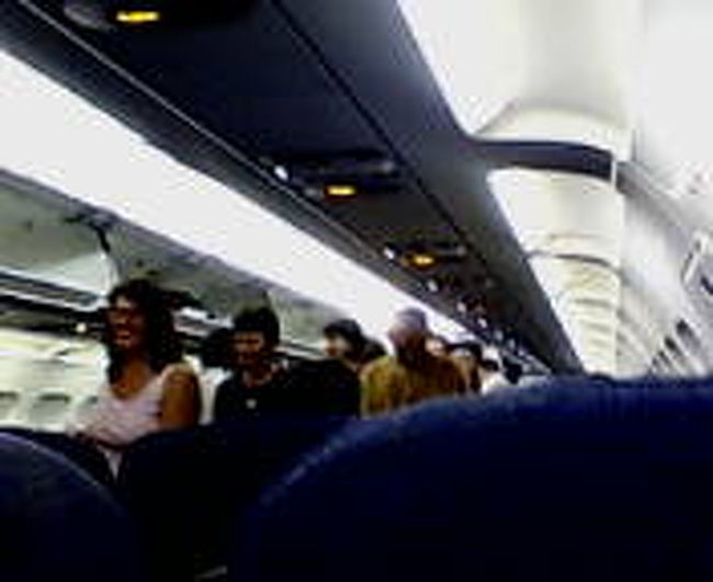 タイガーエア機内にて。<br />シートもキレイ！！！<br />んで、これどこかで、、とおもったら<br />ANAだった。ANAの新しい機体のかんじ。<br />新しい機体で綺麗なんだけど、ヘッドフォンも配布されるわけもなく、<br />ひたすら熟睡するだけであった。<br /><br />スッチーもスチュワートも、薄い黄色のTシャツとか着ていて<br />スッチーさんは比較的綺麗。タイガーエアらしく、ヒョウ柄のスカーフを巻いていました。