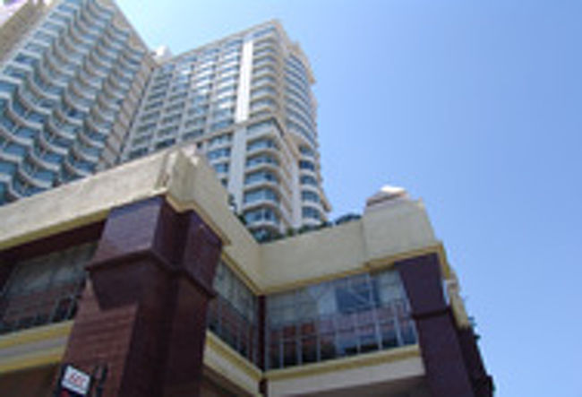 かなり爆睡したフライト。<br />無事チェンマイの空港に到着し、そこからどうやって<br />市内へ出ればいいのか？バスやタクシーなど手段はあるが、私はアホなのでさっさと空港から外に出てしまったので、戻れない！！！<br /><br />なんとチェンマイの空港は一歩外にでたら、もう再び入場ができないというセキュリティシステムを取っているらしく、警備員にトメられる。<br /><br />市内ガイドもなにも入手できず、バスに乗ろうとして迷ってたら<br />空港のタイ人スフッフが声をかけてくれて（彼らは観光客の世話をしている）、バスに連絡とってくれ、一時間後そのバスはきた。<br /><br />私がバスを待っている間、一緒に待っていてくれたタイ人がいて<br />かけているサングラスが三池崇史みたいで、恐くて話しかけられなかった。<br /><br />バス運転手が私をピックアップしてくれ、降りる場所まで教えてくれて、「コップンカー」を連発し、ホテルに到着。<br />いつもならゲストハウスだけど、オフシーズンで直前予約なのでRate to go サイトを利用して「Central Duangtawan Hotel Chiang Mai」を予約した。デラックスツイン1泊７７７０円ぐらい。<br />レビューで絶賛されていたのでここにしてみた。<br />http://www.centralhotelsresorts.com/