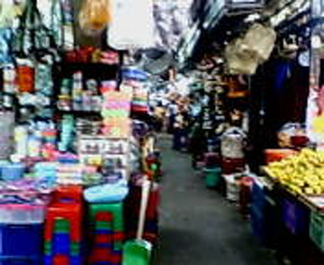 PM 12:40<br />ワローロート市場は、とにかく楽しい！！！<br />どこと比べてって訳じゃないが、プノンペンのセントラルマーケットに<br />雰囲気が似てるんだけど、こっちのが豊かで食材もいっぱい<br />食べたい、ごちゃごちゃしていて欲しいものもいっぱい！！<br />でも平日だからか？観光客も地元民も、少なかった。<br /><br />いっぱいお店がある。<br />市場の手前に、アクセサリーなどを売っているお店があって、<br />驚く程の種類のヘアバンド、カチューシャが売られている。<br /><br />今時、カチューシャもそんなに必要ないけど、ヘアアクセマニアには<br />かなりのおすすめな場所だな〜<br /><br />ビースアクセも激安で、種類多く、特にそのお店はパーツを売っていて、留め金の部分５０、６０個ぐらい入った袋１つが２００円位。<br />とにかく材料も日本に比べられないほど安い。<br /><br />ここで散々買い物して迷ったため、足のふくらはぎを欲の戒めのごとく、蚊がこれでもかと１０カ所ぐらいかんだ。