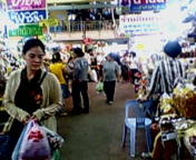 市場について、お腹がすいたのでつくったおかずが<br />ズラーっといっぱい並ぶお店があり、みなご飯を皿に盛ってから、<br />おかずを選んでいる。選んだおかずは、ご飯に添えられて、それをそこらで食べる仕組み。<br /><br />屋台料理だわ！と嬉しくて、２つおかずを選ぶのを選んだ。<br />ライスだけ、タイ語で覚えてて適当に通じた。<br />２０バーツ（７０円くらい）<br /><br />ここで、レッドカレーと雑草のような炒め物が気になったので<br />食べてみた！スプーンをナイフがわりにフォークと食べる、タイスタイルの食べ方で備え付けのナンプラーぶっかけて、食す。<br /><br />ウマい。なんだ、香草の香りが心地よい。<br />無印のグリーンカレーセットでは得られない、ウマさ。