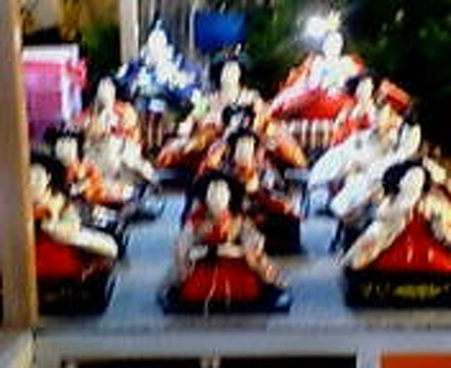 ひな祭り人形が売られていた。