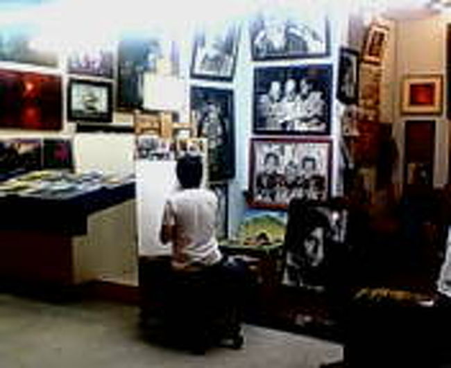 フードコートのような場所もある。<br />ここでは屋台がずらりと並んでいて、ここでご飯を食べようと思い、<br />フォーの店に並ぶが前の人が、日本人で日本語で注文していて、興ざめてか、やばい！！！私楽してご飯食うところだった！と気づいて<br />すぐにここを抜け出した。<br /><br />色々お店があって、絵を書いて売っていたりする。