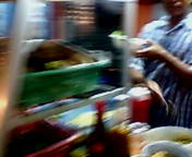 ウロウロしてから、さっきのローティ屋台に戻ってきた。<br />というのも、お昼にウロウロしてたとき、すごく賑わっている屋台を見つけていて、ローティや屋台の斜め向かいにあったから。<br /><br />昼みたときは、サラリーマンがいっぱいで<br />すげぇな、、と思いながらみてたけど、屋台で作ってるのはおばさんだったが、夜はおじさんだった。<br />メニューも何もないので、「コーセンミーカー」とか言ったら、「ヌードル？」といわれ、豚か烏賊かと聞かれ、烏賊は素材を見せてきたが結構グロくて、てかこんな北部に魚介類はないだろと咄嗟に感じ、ポークを選択、「エッグ？」「ノーエッグ！！」で、他にも屋台で料理を作っていて、私のはまだかーまだかーと屋台の前で順番待ち。