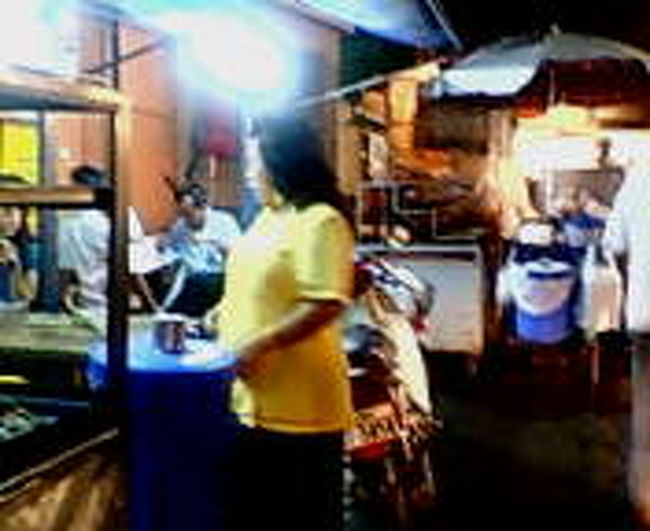 右をみてみる<br /><br />黄色の太ったおばさんは、お持ち帰りで頼んでいて、すごい喋ってて笑いをとっていた。ご飯に豚肉をぶっかけたご飯をオーダーしていた。