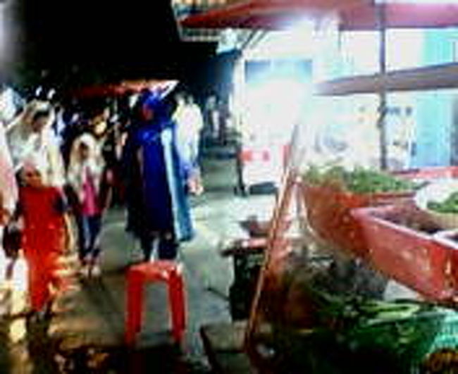 左をみてみる<br /><br />まだかなーと料理を待ちつつ、見てみると小雨が降ってて、EU人家族がカッパをかぶっていた。<br />屋台のショーケースには、野菜がいっぱい！