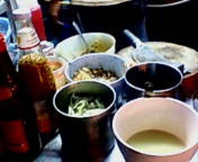 下をみてみる。<br /><br />調味料がいっぱい！<br />手前にある白いのは、ライムやレモンの柑橘系の果汁だとおもう。