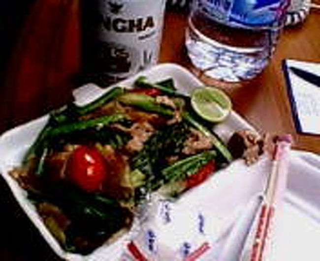 私の料理ができあがったようで、なぜか持ち帰る。<br />持ち帰る際、箸やライムやレンゲを入れてくれて、かなりルンルン浮き足立ってホテルに帰って、開けてみると、スゲーうまそう！！！<br /><br />シンハービールを目の前のセブンイレブンで買ってたので、<br />一緒に食う。<br /><br />添えられたライムと、付属のお砂糖をかけて、まぜてみると、幅２cm位ある太い麺が下にあった。上には焼いた豚肉と、緑色の新鮮な野菜は日本では食べた事のない茎がシャキシャキしたもの、そしてプチトマトが信じられないほど酸味がありながらトマトらしくなく、別の野菜かもしれないが、すべてがうますぎて、泣きそうになった。<br /><br />プノンペンのバゲット以来の感動。再びここに！！！