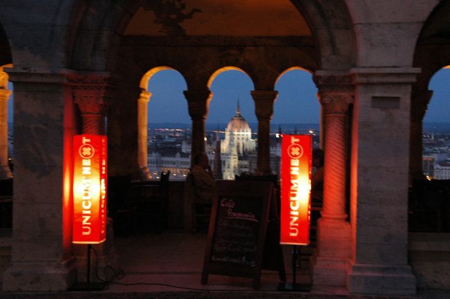 漁夫の砦のところでオープンしているカフェ<br />ドナウ川の夜景を楽しめます