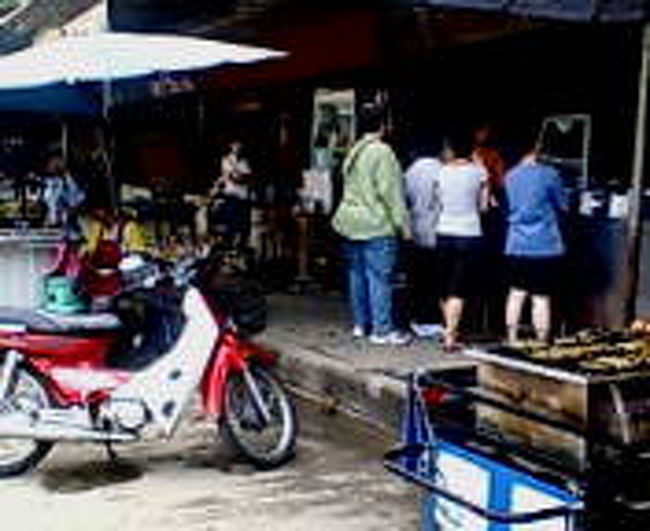 歩いていると、物凄く賑わっている店を発見！！