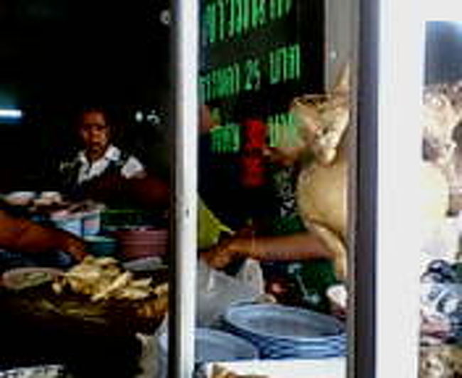 お店が数店舗あって、デザートを売っている屋台も密集していた。<br /><br />隣のおかず屋台と迷ったが、<br />香ばしい鶏の誘惑に負け、カオマンガイにすることに。