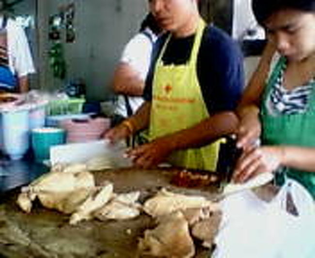 ひたすらお客がきて、注文する凄いにぎわいのお店。<br />持ち帰りは、客が油で揚げた鶏か、煮た鶏か選び、注文を受けた店の人がガッガッガツとテンポよく切って、後ろから紙に盛られたご飯を渡され、その鶏肉を上に盛って香草を添え、ライムをいれ、くるっと包装して渡していた。<br /><br />私はここで”カオマンガイ”という料理名を知っていたので、ごくごく当たり前にタイ語で注文できた！！！！（T-T）<br />しかもこんなヘンピな場所、観光客少ないだろうし、ローカル度強いぜ！嬉しい！