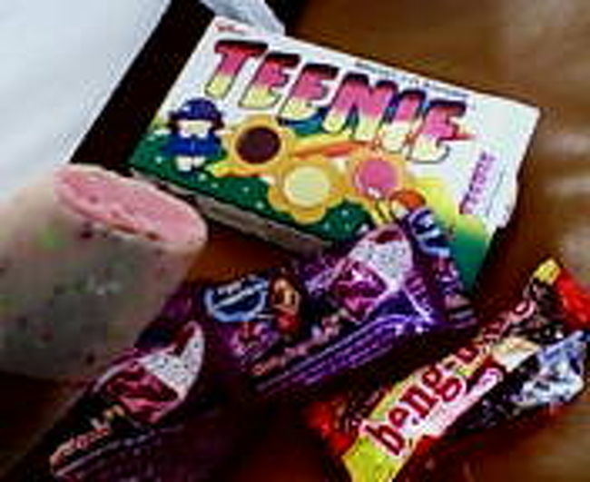 ぷらぷらしてたら、いつのまにかホテルまで戻ってきました。<br /><br />セブンイレブンで買ったアイスクリーム！<br />小さなつぶつぶは、懐かしのパチパチ飴！！！<br />口の中で、冷たいイチゴアイスがパチパチ<br /><br />TEENIEっていうお菓子は、タイのグリコのお菓子。<br />味はポッキーそのもの。