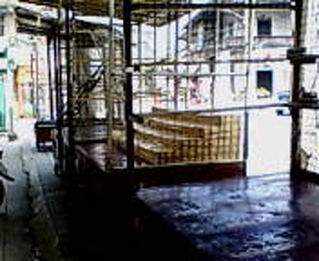 無駄に早起きしてしまったので、４時間くらいホテルで昼寝する。<br />ベッドメイキングも終わっててサイコーだべ。<br /><br />起きてから街へ繰り出すと、ナイトマーケットの抜け殻ではなく<br />骨組みがズラーリ。ここから、吹っかけた値段をつけた商品が並べられ、お店がつくられる。