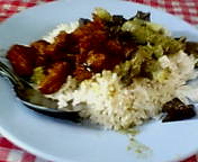 本日は、グリーンカレー（鶏肉）と豚肉の甘辛煮をのせてもらった。<br /><br />んごーーものすごおい美味しい！！<br />テーブルに同席だった人にナンプラー忘れてるといわれ、あぁ！しまたとばかりに、唐辛子が浮いたナンプラーをスプーンですくって、かけて、また食らいつく。<br /><br />可能であれば、もう一皿いきたいぐらいなのだが、<br />タイ人は食が細そうなので馬鹿にされそうから、やめておく。<br />タイ人は食が細そうなので馬鹿にされそうから、やめておく。