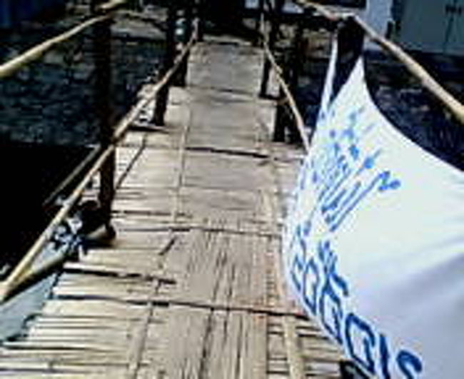 せっかく来たしと、博物館目指して歩く。<br />ついでに、ワット・チェン・マンという寺も観に行くことにした。<br /><br />ターペー門あたりにある水路だか、川を渡る橋。<br />こんなこわいの久々に渡ったわw