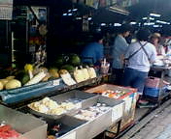 結構目当てで行ってみた、ソンペット市場。<br />全然賑わいがなく、地元の人が普通に食材を買うだけなかんじで。<br /><br />マンゴーとかキロ単位でしか、売ってくれなくて<br />観光客慣れしてないからか？<br />「マンゴー一個だとタオライ？」「２０」「！！！！」<br />という感じだった。<br /><br />でも、サムイ島の市場で食べた日本にはないタイのフルーツ”サラ”を食べたくて、結構売っていたのでビックリ。<br />旬なローンコーンというジャガイモみたいな果物を試食したりして、<br />サラを500グラム買うことにした。<br /><br />そこの店で買ったものをすぐに食べようとしたら、痛んでいて<br />腐っていて、むかついてお店に戻り、指摘すると「じゃあそれを新しいのと交換すればいいんでしょ」という感じで、１個だけあげるといってきたので、果物の色が全部同じ感じだし、全部にきまってるやん！！<br /><br />全部返すっていったら、お金を返してくれたのだけど、<br />最後に捨て台詞をでかい声で叫ばれた。タイ語だから不明だが、やっぱ田舎無理！！とおもった瞬間。客慣れしてないのも楽しいけども、、。あほな私はその店で忘れものをしてしまい、それほどムカついたわけなんだけど、取りに帰るまで、おばさんが捨ててないか？不安でいっぱいだった。店に着いたら、気づいてなかったみたいで、ほっと救われた。<br /><br />はぁーやっぱり。こんな賑わってないところで、生鮮食品買うべきでないなぁ