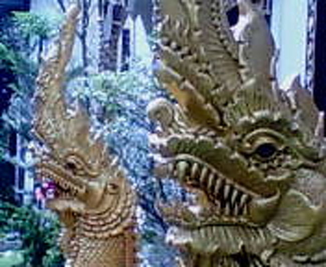 ゲストハウス街を抜けて、ワット・チェン・マンに到着。