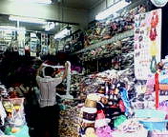 もう１６時をまわっていたので、博物館をあきらめ、<br />ワローロート市場にもどってきました。<br /><br />この市場は、食材も売っていますが生活雑貨も揃っています。<br />で、手芸の生地や、ボタン、リボンなどあらゆる問屋がいっぱいで、上野アメ横のようなかんじ。<br />手芸好きな人にはおすすめです。