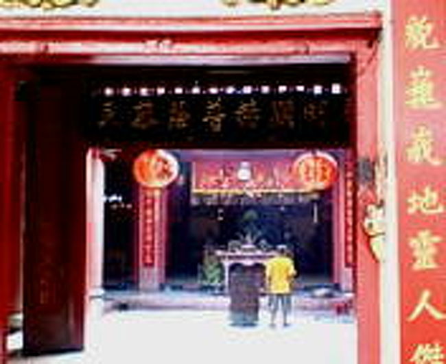 中国人も多いのか？<br />台湾などでみかける寺を市場で見つけました。<br />タイなのに、不思議な感覚