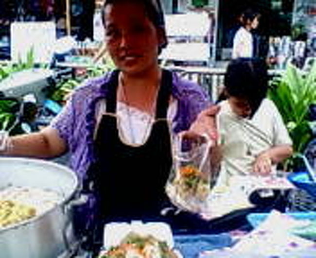 ワローロート市場大好き！<br />道路をはさんだところに、沢山屋台が出ています。そこで何か食べたいなーとおもって、親子で営む美味しそうなベトナム春巻きの蒸したものを売っている屋台で、買いました。<br /><br />シュウマイもあって、ハーフ＆ハーフにしてもらった！<br />甘いたれがかかってたけど、春巻きの皮はもっちりしていて、中はもやしや小さなエビや薬草等入ってて、私はシュウマイのほうが美味しかった！！！またいきたいわ〜