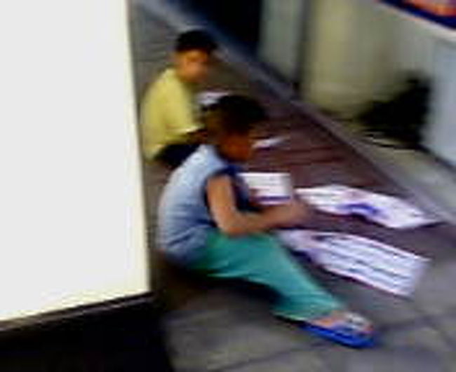 今夜も夜はナイトマーケットに繰り出す。<br />もう客引きがウンザリなので、あえて道路を歩く。<br /><br />子供がチラシを使って、飛行機とか折り紙してた。