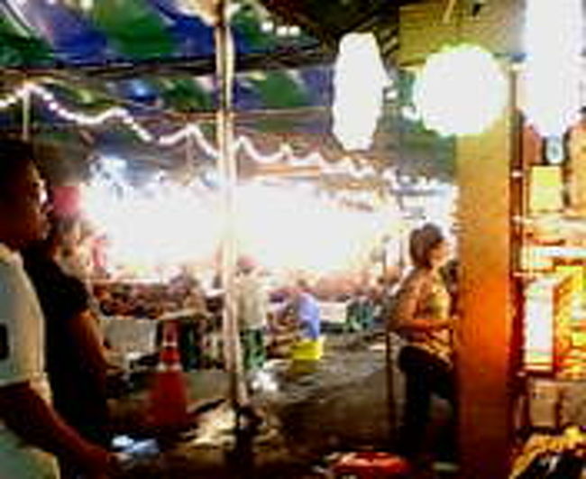 最後の日なので、ナイトマーケットを沢山歩き回った。<br />今日もあの屋台を食べようとおもってたのに、２１時にいくともう店じまいしてて、かなり落胆。。。<br />まぁまたくるわ！！<br /><br />マーケットでは、いろんな場所でキレイなランプが沢山売られている。<br />私も買ってしまった。電圧違うの知らずにw<br />帰りに屋台で、なんとかウンセンっていう春雨サラダを食べた。<br /><br />うまく発音してタイ語で注文出来て、ノーメイクだからか？<br />タイ人に見えたらしく、日本人とわかって、タイ人の客に笑われ、カンボジア再び。。アジアで人種差別される私。。。。くそぉー<br />中途半端な適応性は、差別されることもある。<br /><br />セブンイレブンで、いつものトムヤムクンラーメンを買い込んで<br />ホテルへ帰った。意外と食い物系の店じまいが早い。<br />明日の今頃はシンガポール。<br />さようなら、タイランド。