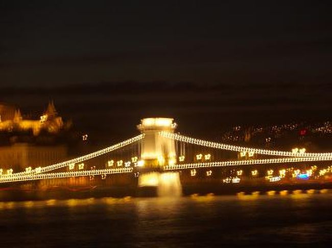 日もすっかり暮れて空は真っ暗です。<br />クルージング船は、出航しました。<br />船上から見る遠い、くさり橋のライトアップです。<br />全景を入れるには、これ位で。