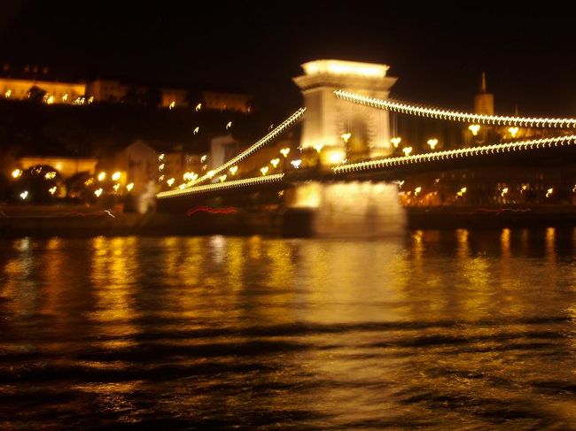 やあ！！かなりくさり橋に接近して来ました。<br />川の水面に映る光が、小さな波に揺れてめちゃめちゃ<br />きれいになってきた。皆を虜にする絶景と言われるだけのことあるねーー。